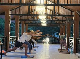 Free Yoga Center - Nguyen Shack，位于峰牙的酒店