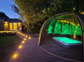 Tiny house D&ocirc;me jacuzzi privatif，位于Yvias的小屋