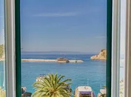 Newly and modernly renovated-Studio Gilda-Breathtaking Waterfront Studio with Yacht Views