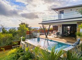 VILLA FLOJULO, sa piscine à débordement et sa vue à 180° sur l'océan，位于Le Portail的酒店