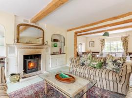 Cotswold Farmhouse with Swimming Pool，位于Miserden的酒店