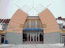 Hotel Forrás，位于科马罗姆的酒店