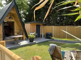 Sycamore Lodge with Hot Tub- Quirky & Romantic