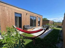 BED & BIKE Resort Trzęsacz - domki, sauna, jacuzzi & rowery，位于特兹萨茨的酒店