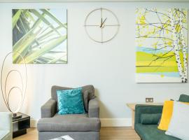 Ultra Luxury Riverside Condo Central London Notting Hill with LIFT & Juliet balcony，位于伦敦的酒店