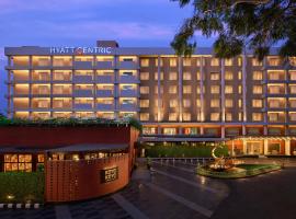 Hyatt Centric Sector17 Chandigarh，位于钱德加尔的带停车场的酒店