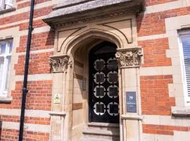 City Centre 2-BR Apt - Near NGH - Parking - NN1