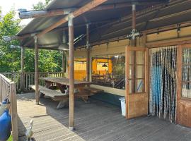 Koelioere Glamping Tent，位于比丁赫伊曾的酒店