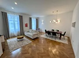 Spacious Designer Apartment in heart of the town
