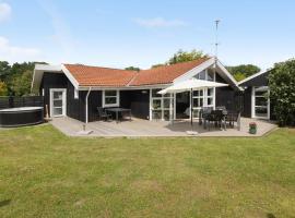 Holiday Home R&aelig;veb&aelig;k Sydals Denm，位于斯考比的Spa酒店