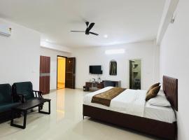 Queens Suite Rooms，位于Channapatna的酒店