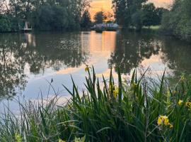 Les Rives De Bel Air - Hébergements - Camping - Caravaning，位于Saint-Siméon的酒店