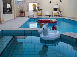 Luxurious Villa with pool，位于Il-Mielaħ的酒店
