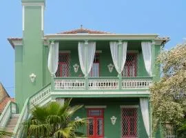 Vintage Balcony Guesthouse & Suites