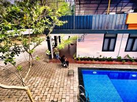 Forest Soul - Forest Side Retreat with Pool，位于Batheri的酒店