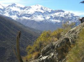 Gran Casa y Parcela de Campo y Montaña a 90 minutos de Santiago，位于洛斯安第斯的酒店