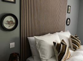 The Snug at the BH，位于Ballynadrumny的酒店