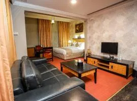 CREEK Hotel
