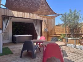 Villa Sirey & SPA - Design - Centre-ville - Jacuzzi & Sauna，位于布里夫拉盖亚尔德的酒店