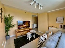 Two Bedroom with Balcony by The Bali Corner at Azure North , POOL and BEACH VIEW - unit with Bathtub，位于圣费尔南多的酒店
