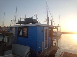 Houseboat BlueSeaDream Dolphin Casetta Galleggiante，位于阿尔盖罗的酒店