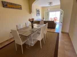 Appartement en r&eacute;sidence + grande terrasse sur le toit，位于萨伊迪耶的带泳池的酒店