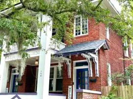 Vintage Charm on W 6th 2BR - Duplex Retreat