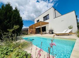 House in Pezinok with swimming pool, Bratislava，位于佩济诺克的酒店