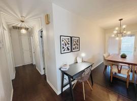 Family Friendly W Patio and Fenced Yard.，位于威奇托的酒店