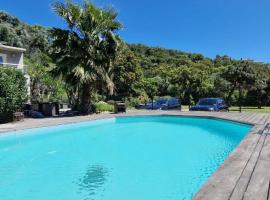 PRAMOUSQUIER VILLA LOFT DE CHARME 2 PISCINES interieure et exterieure，位于勒拉旺杜的酒店
