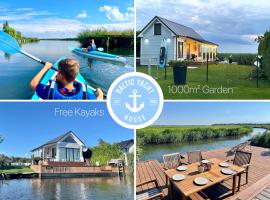 Baltic Waterfront Yacht House - PRIVATE Garden & Watersports Included，位于斯维诺乌伊希切的酒店