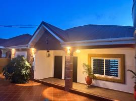 Villa de ChrisBai，位于Oyarifa的酒店