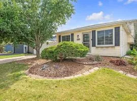Modern Retreat with Private Pool & Yard, 10 mins to Tinley Ampitheatre home