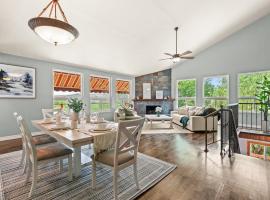 Mountain View Family Retreat w Game Room & Scenic Decks，位于波莫纳的酒店