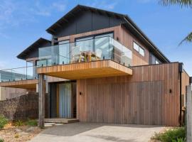 Luxury Riverside Escape with Fire Pit Pizza Oven River Views，位于格罗夫海洋的酒店