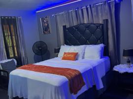 Tashari luxury inn，位于Kendal Station的带停车场的酒店