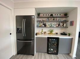 PRIVATE QUIET and MODERN HOME，位于里士满的酒店
