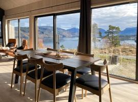 Panoramic Cabin With Sea View On Randøy，位于Hjelmeland的酒店