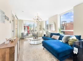 Bright and Contemporary 2BR Condo in Prime Location，位于温哥华的酒店