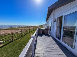 Stunning 6 Berth Lodge With Full Sea Views In Suffolk Ref 68007Cr，位于洛斯托夫特的酒店