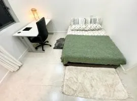 Cozy Bedroom with Private Bathroom and Toilet Close to Train Station Airport