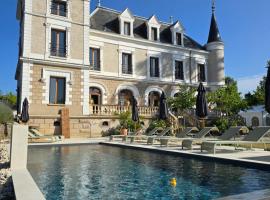 Eclosion Château Hôtel & Restaurant，位于Saint-Paul-en-Jarez的酒店