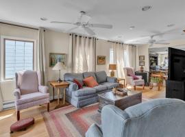 Home Port - Spacious Retreat in Prime Location home，位于戴维斯的酒店