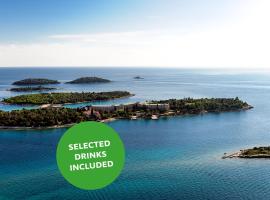 Maistra Select Island Hotel Istra，位于罗维尼的带热水浴缸的酒店