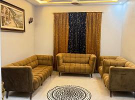 Malik House Ali block Bahria town karachi，位于卡拉奇的酒店