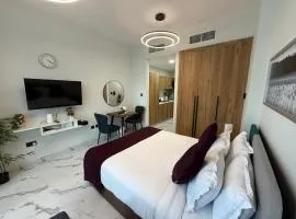 Central Stay Studio Apartment near Cleveland and Abu Dhabi Mall