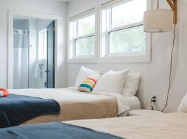 Homeport Suites & Residences，位于Lords Cove 的酒店