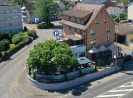 塞勒的酒店，位于利斯塔尔的带停车场的酒店