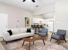 Near Texas A&M, Spacious Living Room, 4 Queen Beds