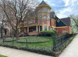2BR Garden Unit Pets OK Near Downtown